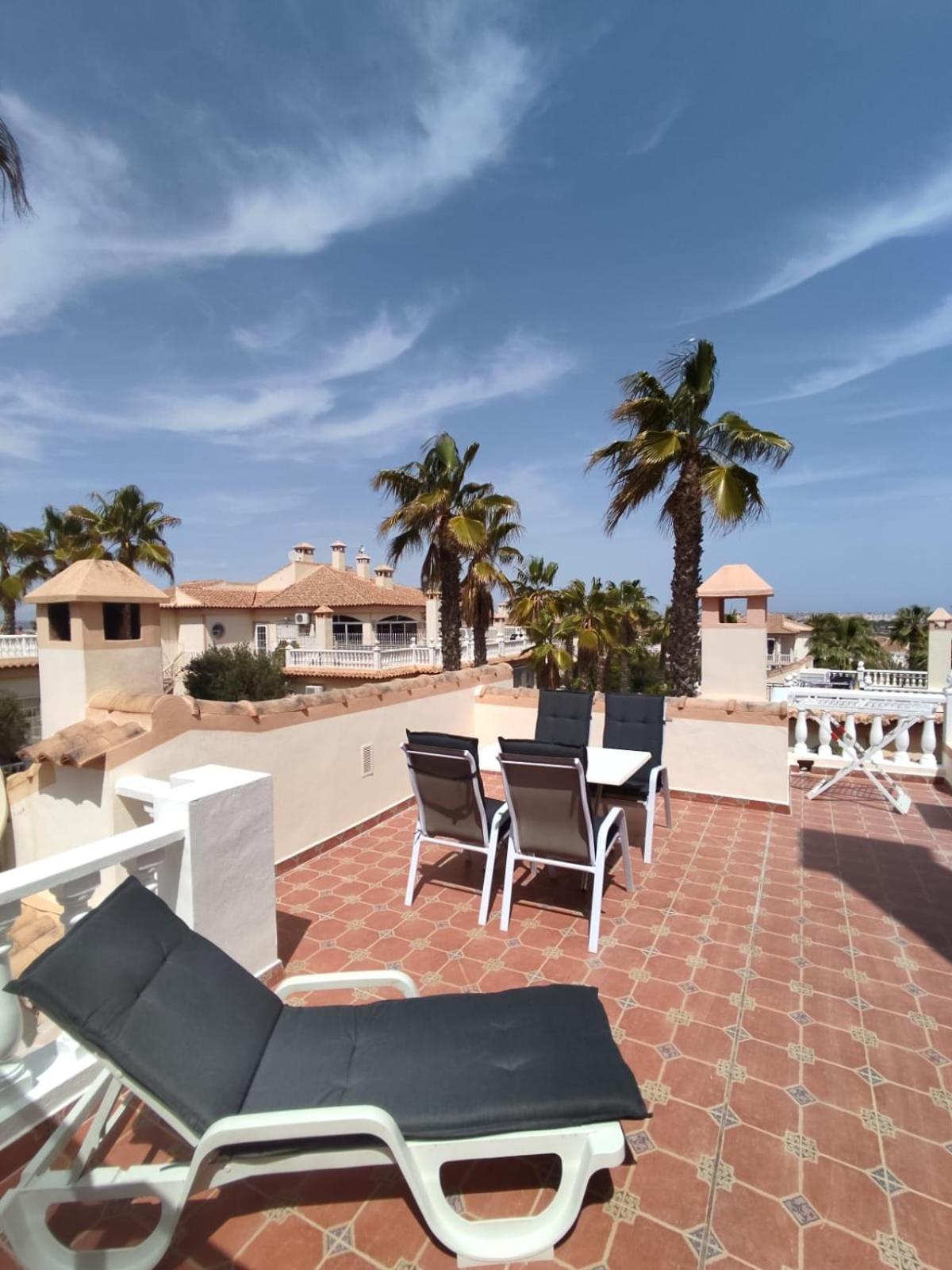 Schoenes Ruhiges Rooftop Apartment Mit Grosser Dachterrasse Torrevieja Kültér fotó