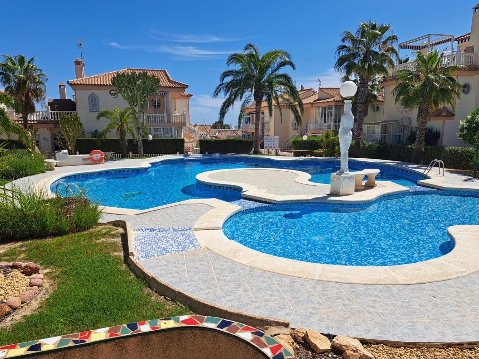 Schoenes Ruhiges Rooftop Apartment Mit Grosser Dachterrasse Torrevieja Kültér fotó