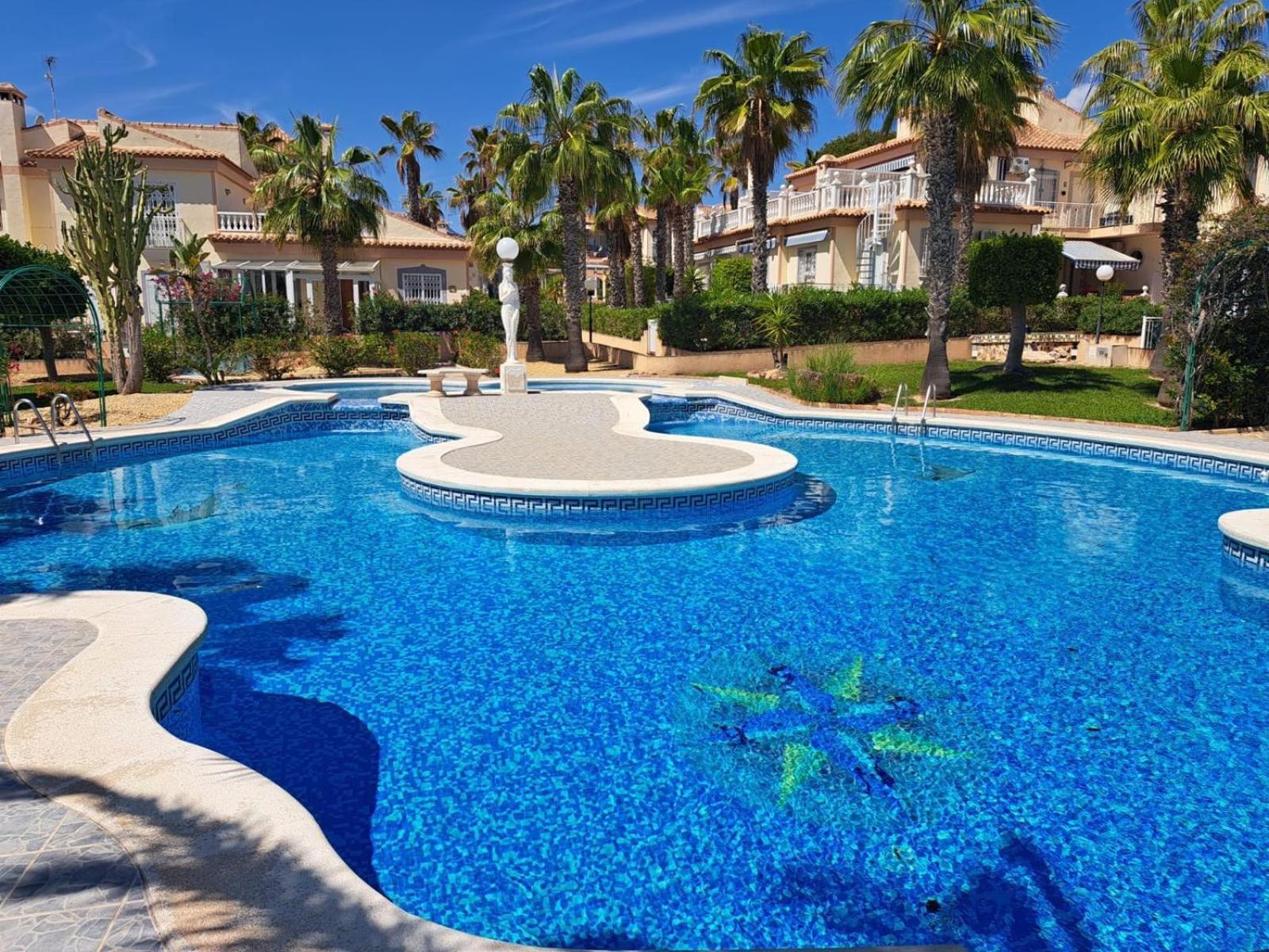 Schoenes Ruhiges Rooftop Apartment Mit Grosser Dachterrasse Torrevieja Kültér fotó