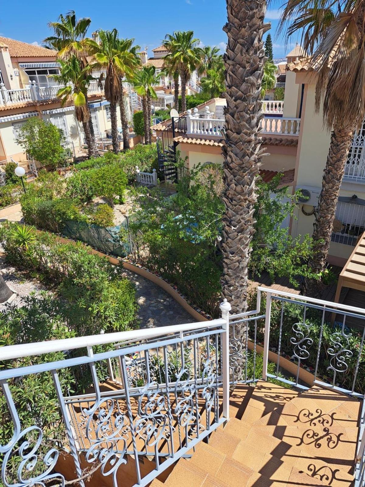 Schoenes Ruhiges Rooftop Apartment Mit Grosser Dachterrasse Torrevieja Kültér fotó