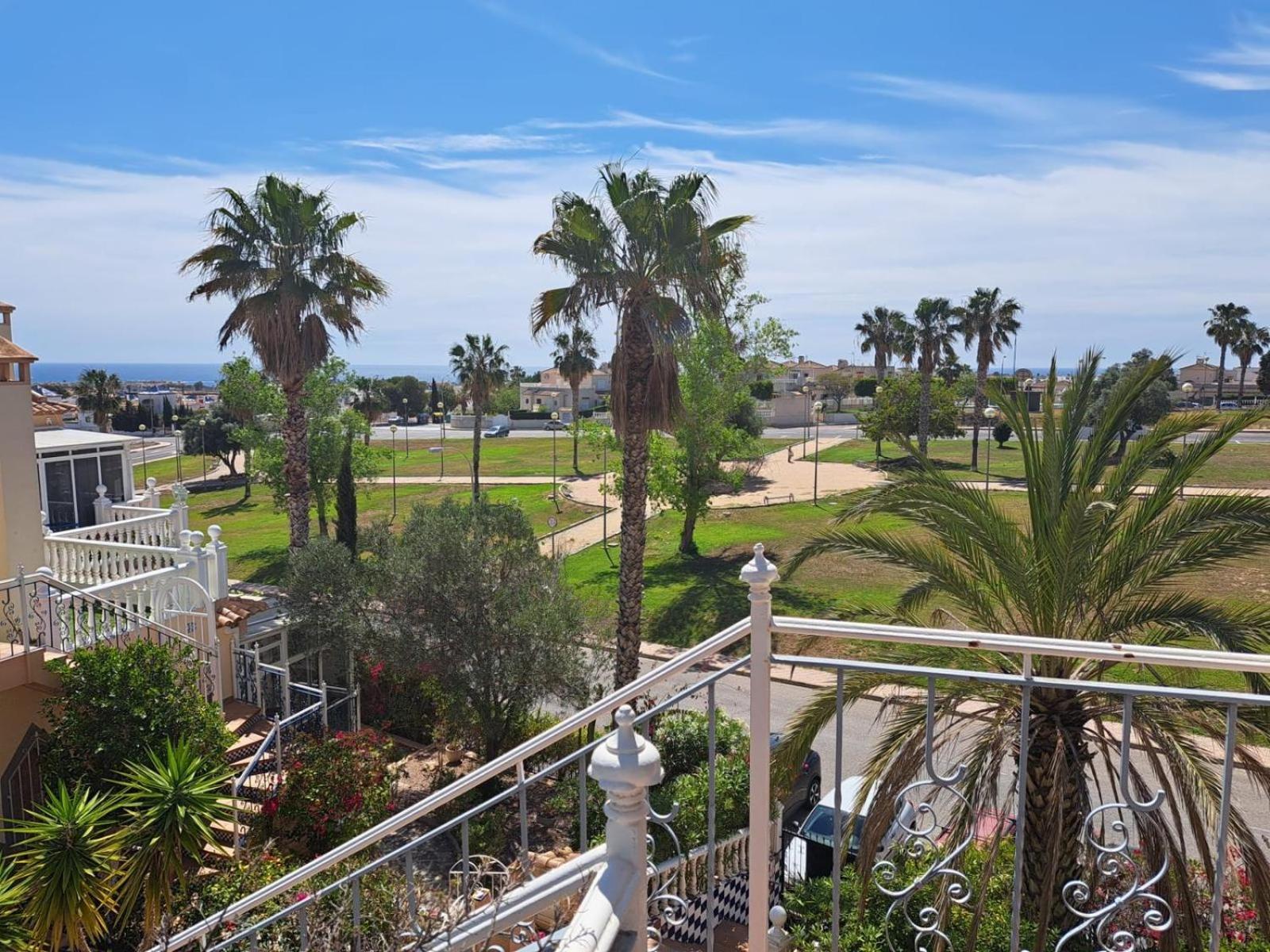 Schoenes Ruhiges Rooftop Apartment Mit Grosser Dachterrasse Torrevieja Kültér fotó